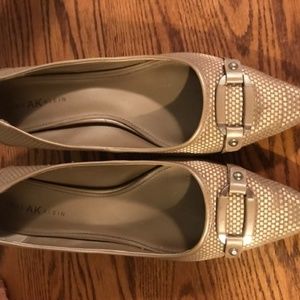 Ann Klein Kitten Heel- Nude/Gold
